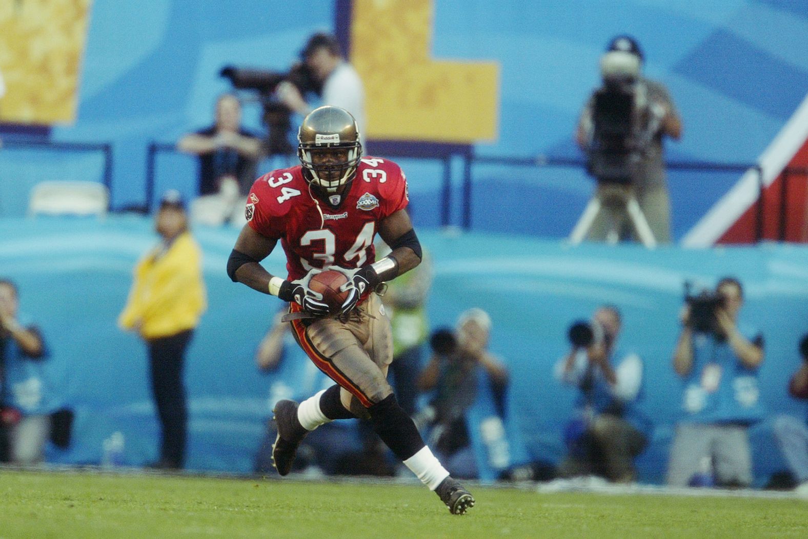 <strong>Super Bowl XXXVII (2003):</strong> Tampa Bay safety Dexter Jackson had two interceptions for a vaunted Buccaneers defense that led the way to a 48-21 victory over Oakland in Super Bowl XXXVII.