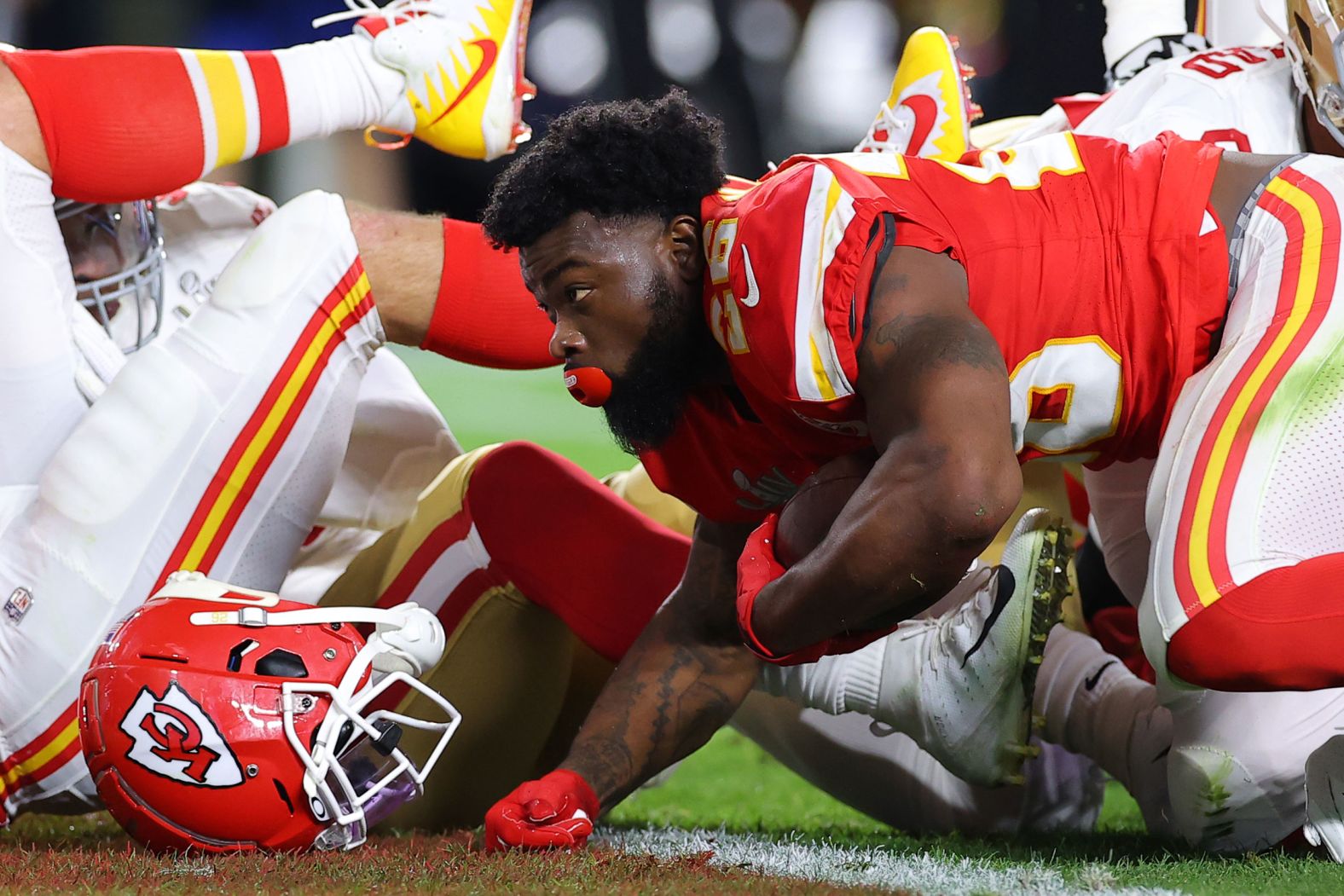 Williams loses his helmet in the first quarter.