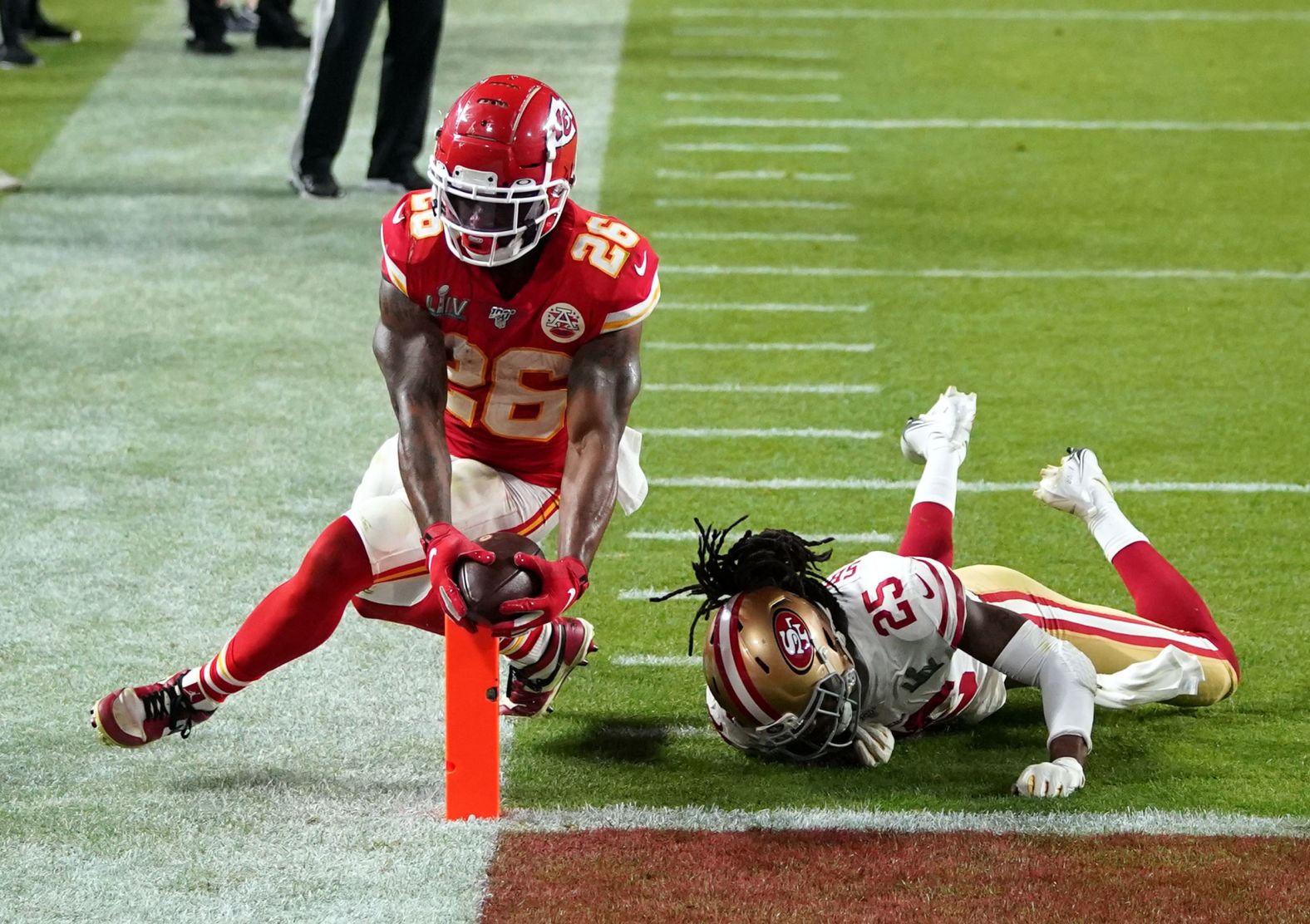 Williams reaches across the goal line to give the Chiefs a 23-20 lead in the fourth quarter.