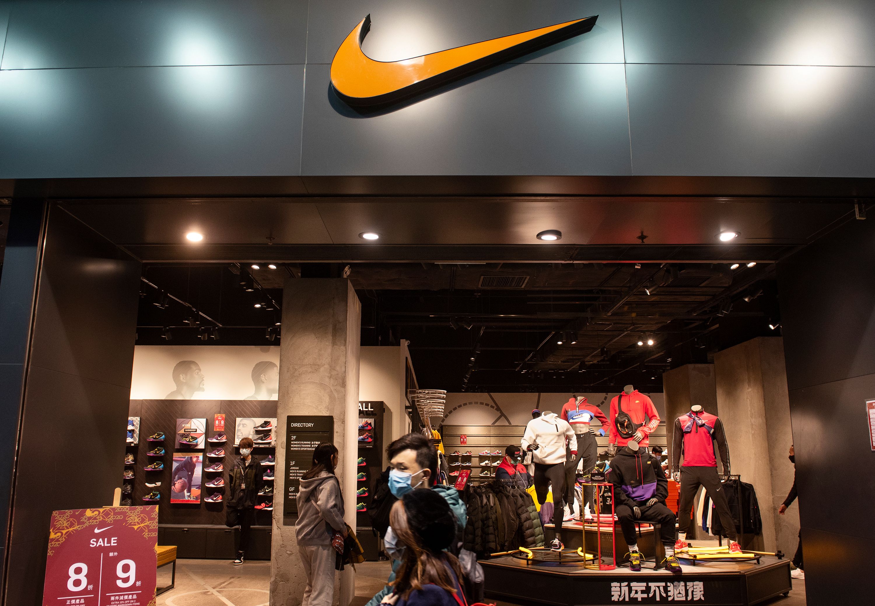 importeren Regulatie uitblinken Nike, Adidas and Versace: The coronavirus is hitting big consumer and  fashion brands | CNN Business