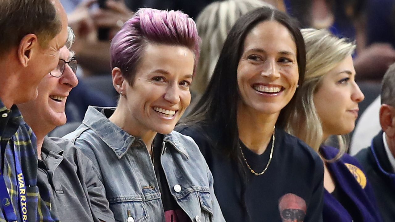 Rapinoe and Bird watch an NBA game between Golden State Warriors play against the Phoenix Suns in October 2019.