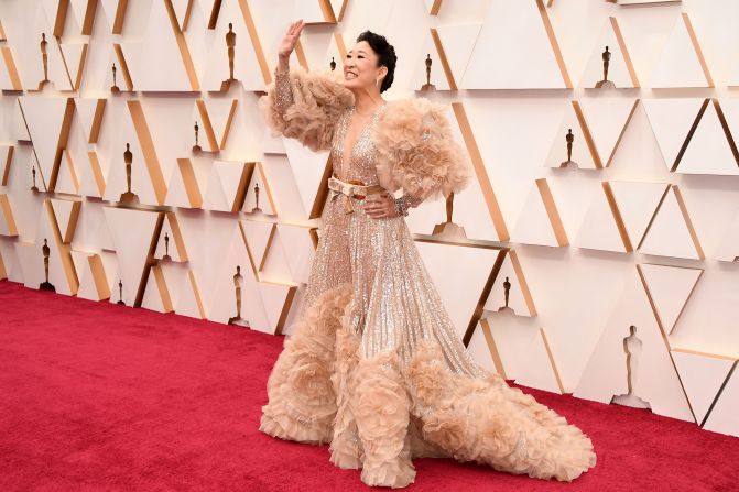 Sandra Oh wears a dreamy pale pink sequin number by Elie Saab embellished with giant puffy tulle sleeves and skirt. 