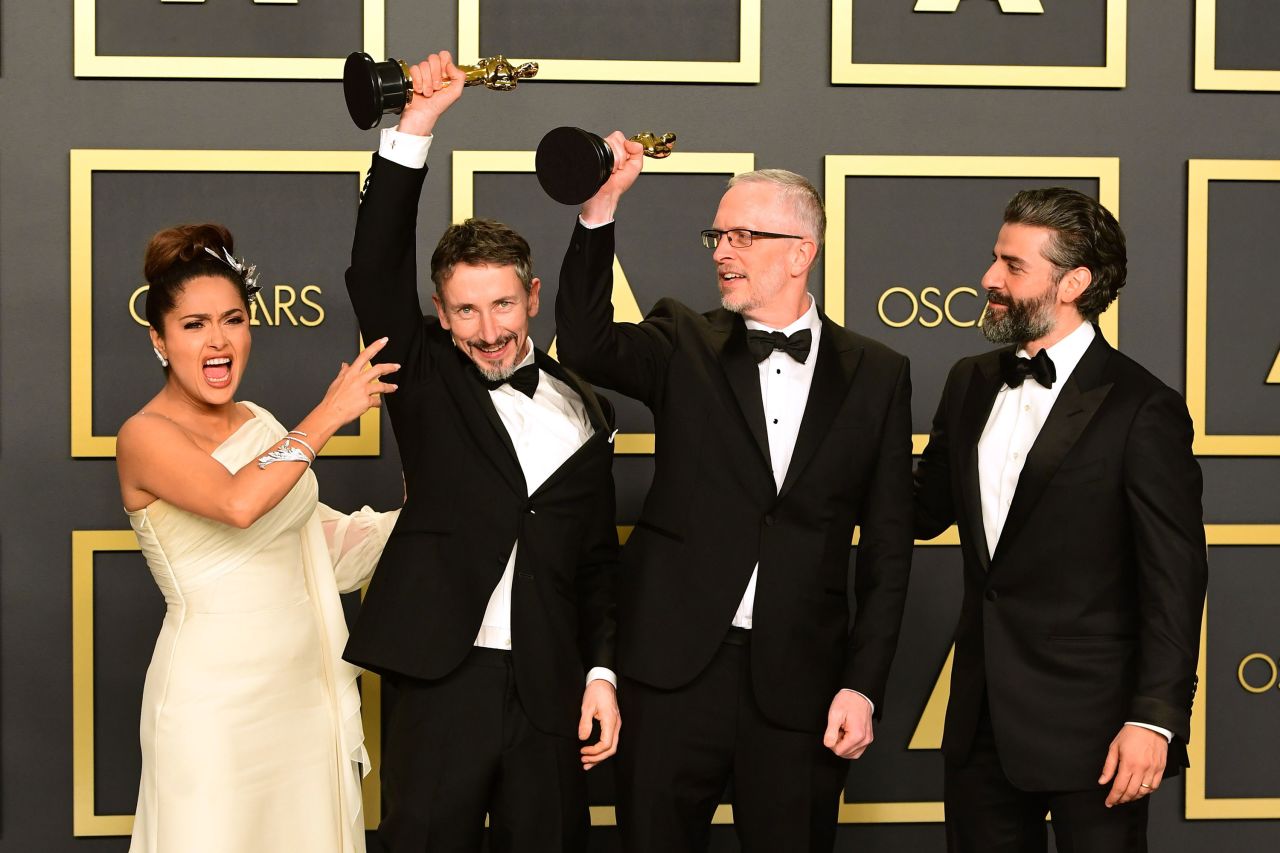 Salma Hayek and Oscar Isaac pose with sound engineers Mark Taylor and Stuart Wilson, who won the Oscar for best sound mixing ("1917").