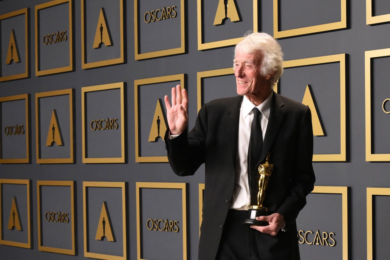 Roger Deakins holds his Oscar for best cinematography ("1917"). It is his second Oscar in three years.