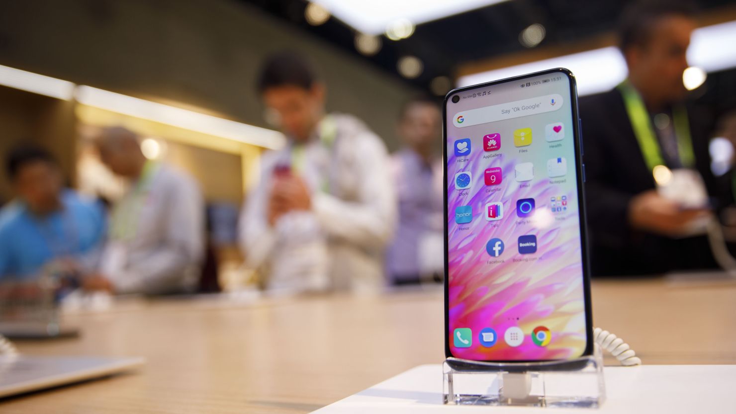 The Huawei Technologies Co. Honor View 20 smartphone is displayed at the company's booth at the 2019 Consumer Electronics Show (CES) in Las Vegas, Nevada, U.S., on Wednesday, Jan. 9, 2019. 