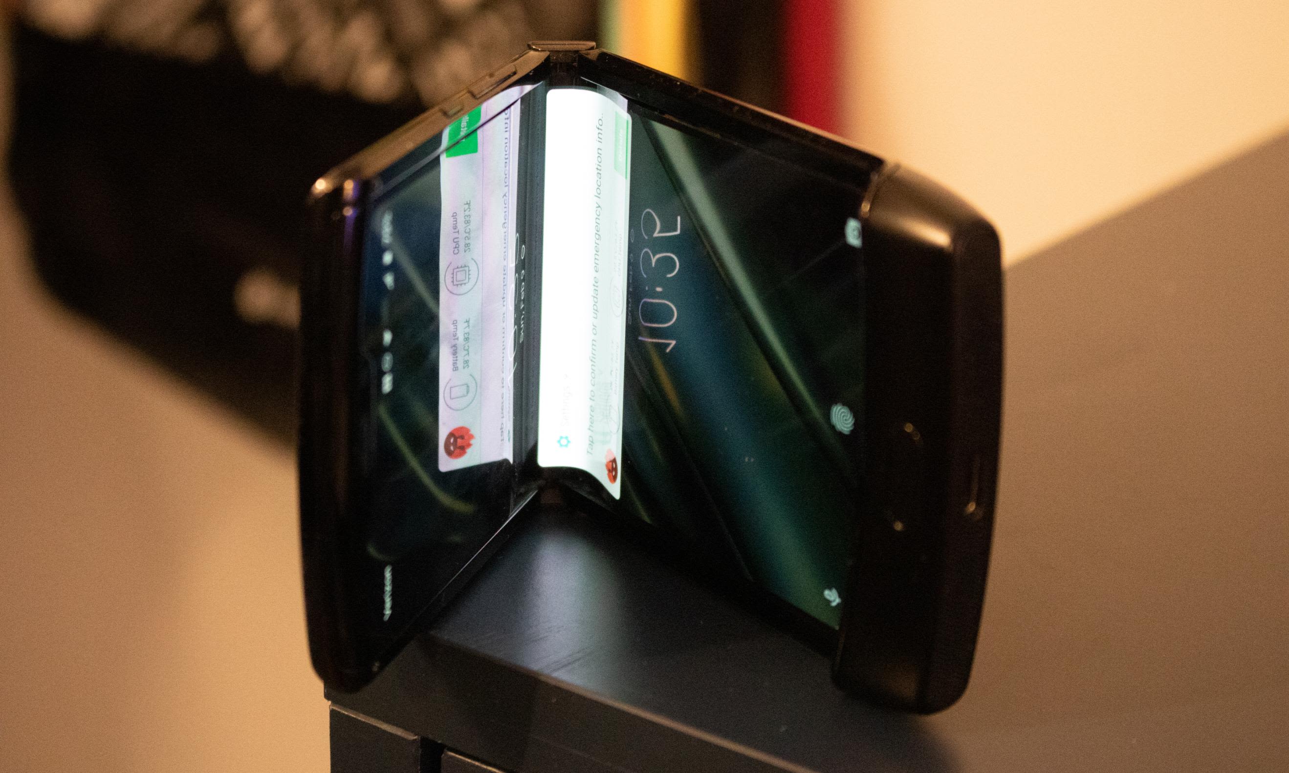 Motorola Razr 2019 Smartphone Review – Foldable Phone with Retro