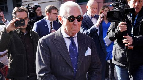 Roger Stone, exasesor del entonces presidente Donald Trump, deja el Tribunal de EE. UU. E. Barrett Prettyman en noviembre de 2019 en Washington, DC.