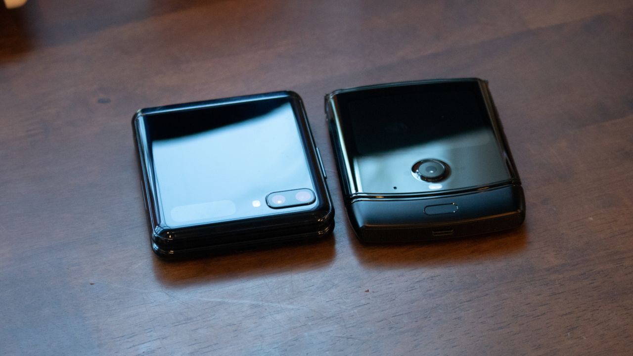 Flip phone comparison Motorola Razr vs Samsung Galaxy Z Flip CNN