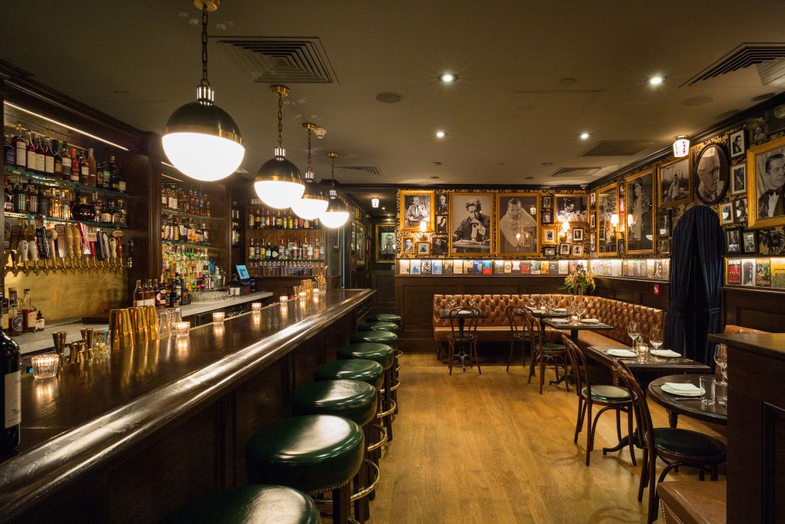 Chumley's current décor of, including distressed leather banquettes and heavy, beveled glassware, along with a working fireplace, evokes the pub's 1920s heyday. 