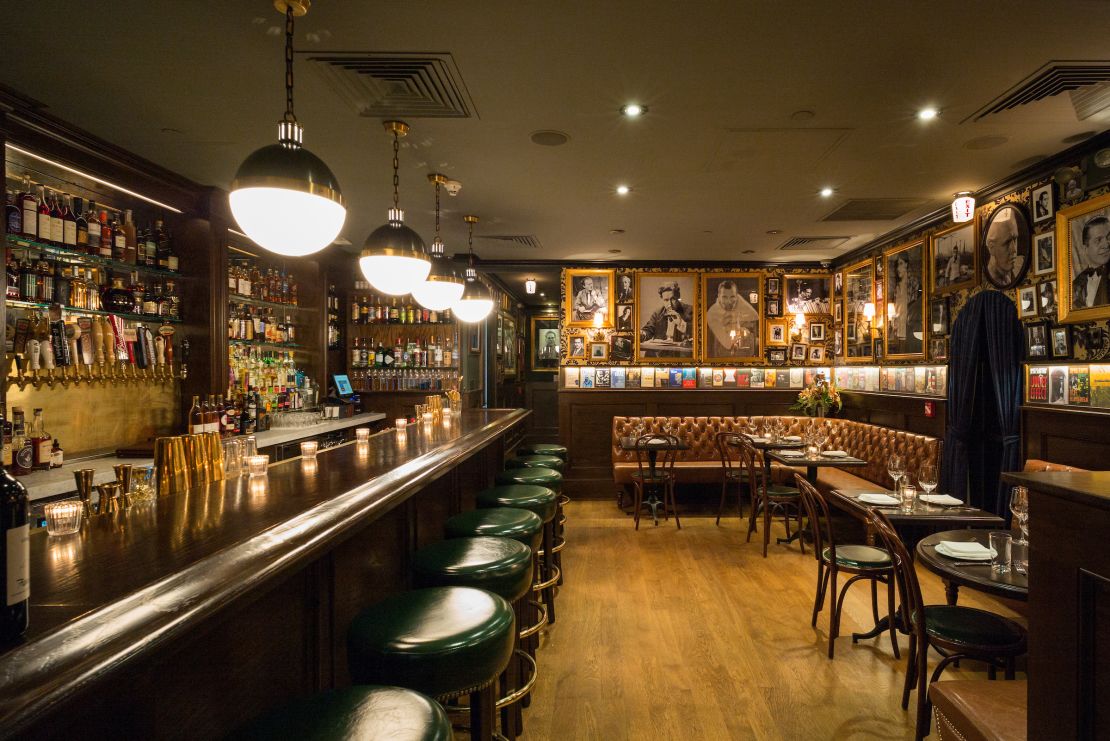 Chumley's current décor of, including distressed leather banquettes and heavy, beveled glassware, along with a working fireplace, evokes the pub's 1920s heyday.