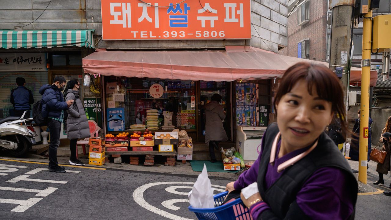 <strong>Doijissal Supermarket: </strong> Early in the film, the young Kim Ki Woo (Choi Woo Shik) is seen drinking with his buddy outside the Woori Supermarket, where he learns of a potential part-time tutoring job. This scene was actually filmed at Seoul's Doijissal Supermarket (or Pig Rice Supermarket). 