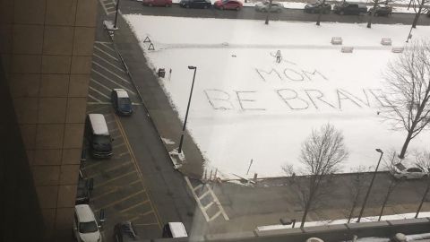 A cancer patient's daughter saw this blank patch of grass outside her mom's hospital window and decided to leave her a message.