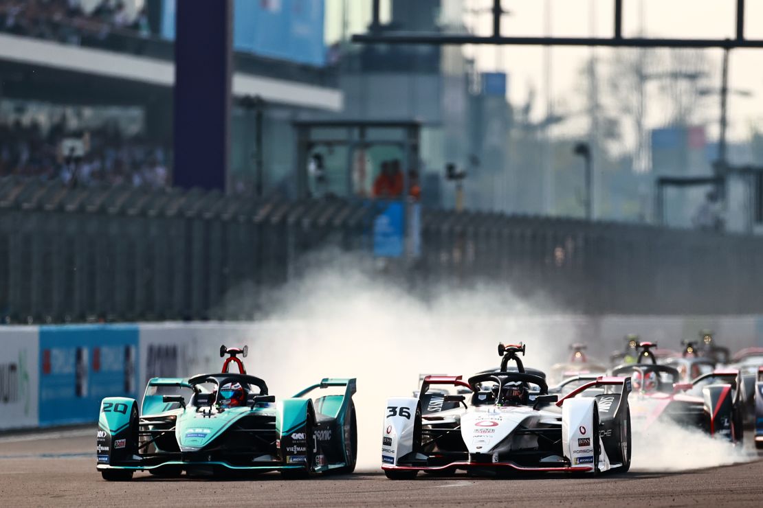 Evans and Lotterer vie for position at the start of the race. 