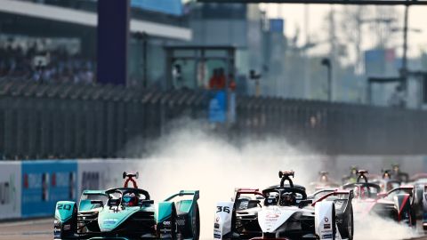 Evans and Lotterer vie for position at the start of the race.