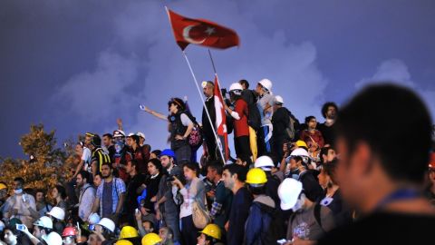 Anti-goverment protesters unfurl the Turkish national flag in Gezi Park in June 2013.