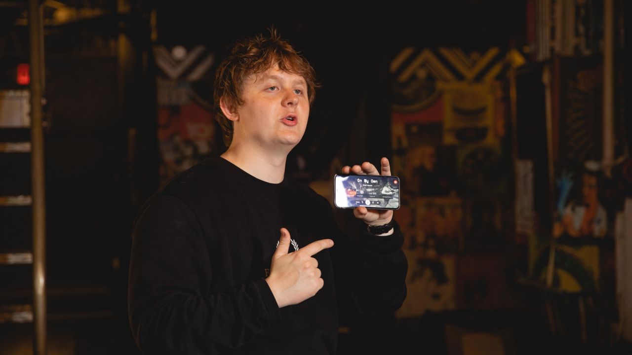 Singer-songwriter Lewis Capaldi filmed an exclusive session for MelodyVR. 