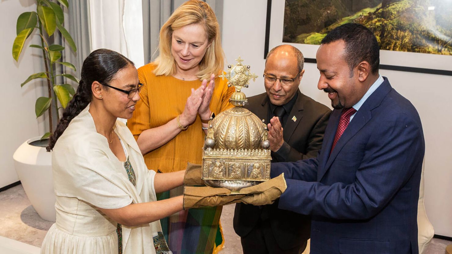 Ethiopia's Prime Minister Abiy Ahmed receives the 18th-century crown from the Dutch. 