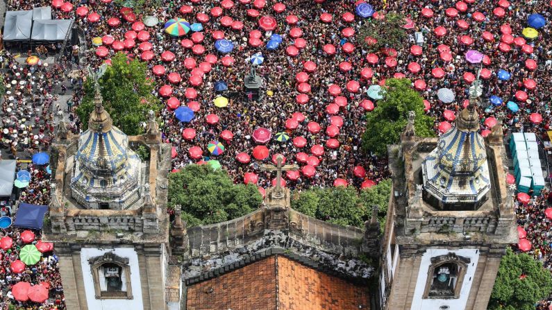 <strong>Rio de Janeiro, Brazil: </strong>Thousands of people joining the "Fogo e Paixao" troupe to celebrate in advance the Carnival party in downtown on Sunday, February 16.