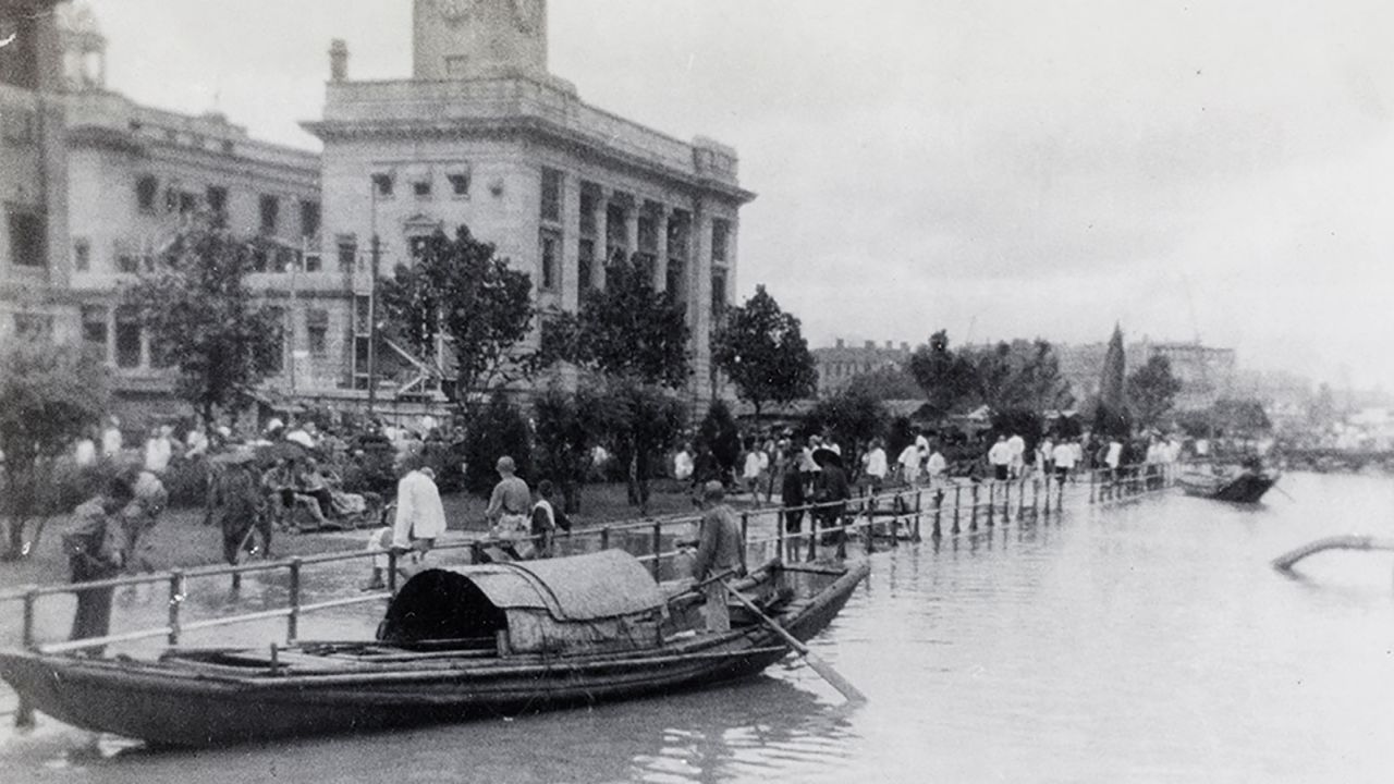 Sampans by the Hankou Bund during the 1931 floods, in Wuhan.