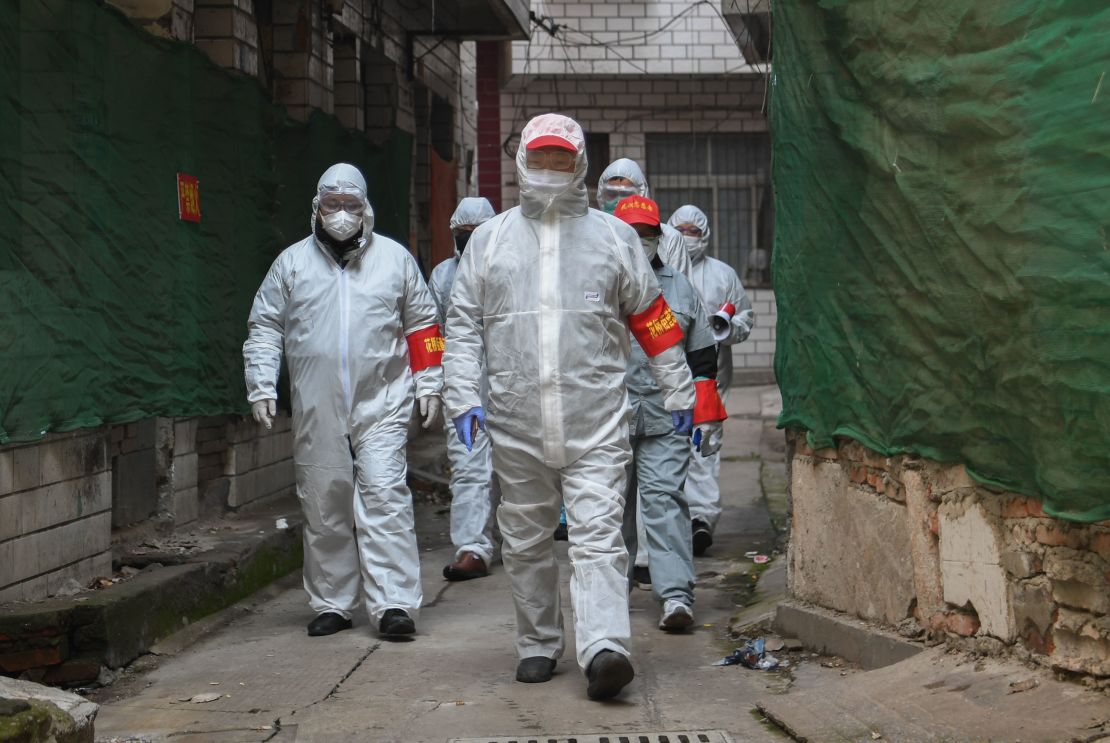 Volunteers visit a community in Jiang'an District of Wuhan to search for confirmed or suspected patients at home.
