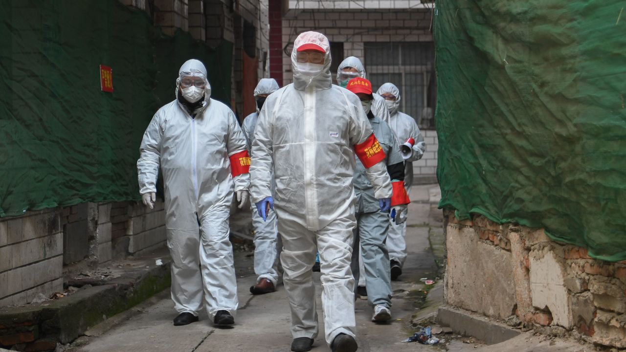 Volunteers visit a community in Jiang'an District of Wuhan to search for confirmed or suspected patients at home.