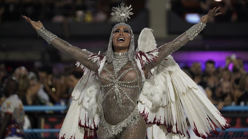 <strong>Rio de Janeiro, Brazil:</strong> Drum queen Gracyanne Barbosa from the Uniao da Ilha samba school performs on Monday, February 24.