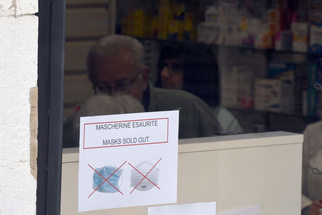 A sign indicating that facemasks are sold out in one pharmacy in Venice on Monday. 