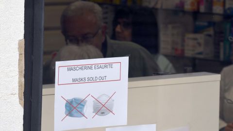 A sign indicating that facemasks are sold out in one pharmacy in Venice on Monday. 