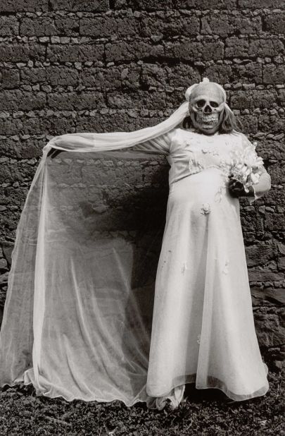 "Novia Muerte" (Death Bride). "I am a feminist," said Iturbide. "And as I am, in my photographs, my way of being is revealed. That does not mean that I deliberately do feminist photography. I do what surprises me." 