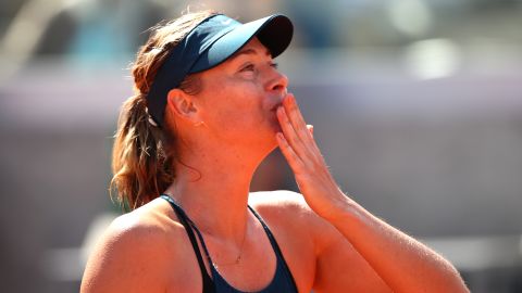 Maria Sharapova blows a kiss to the crowd at Roland Garros in 2018.