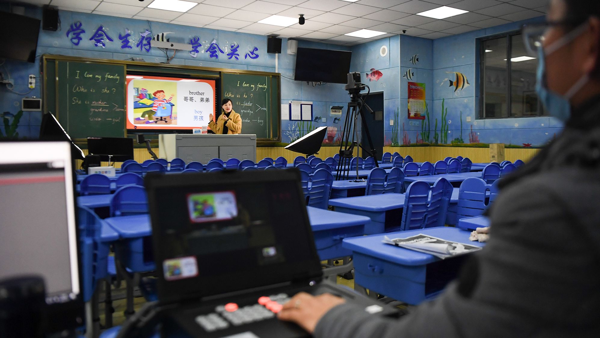 An English teacher gives online tuition to students at Lushan International Experimental Primary School in Changsha, central China's Hunan Province, Feb. 10, 2020.
