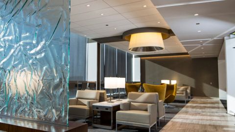 Get complimentary access to airport lounges like the United Club at Chicago's O'Hare with the United Club Infinite Card.