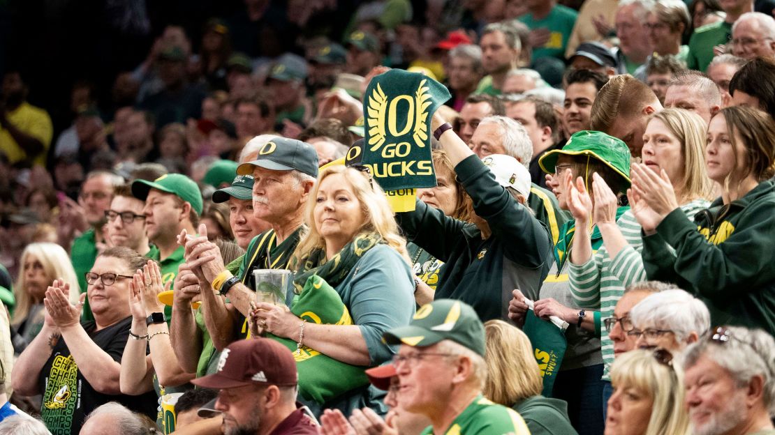 Oregon fans watch the Elite Eight round of the NCAA women's basketball tournament in March 2019.