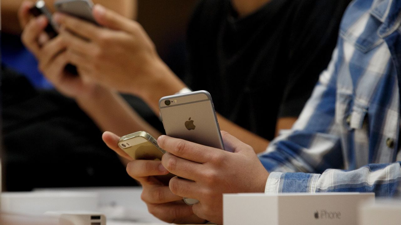 Customers hold their new and old iPhones to get them set up at Puerta del Sol Apple Store as Apple launches iPhone 6 and iPhone 6 Plus on September 26, 2014 in Madrid, Spain. Customers started to queue 20 hours prior to the opening of the store for the launch of Apple's new smartphones.  (Photo by Pablo Blazquez Dominguez/Getty Images)