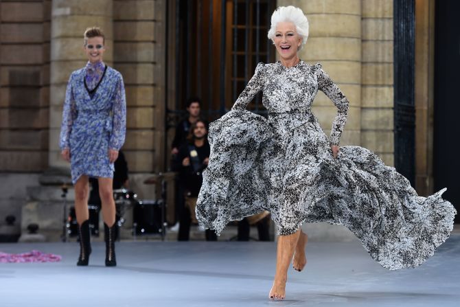 Helen Mirren presents a creation for L'Oréal during the Women's Spring-Summer 2020 collectionin Paris (September 28, 2019)