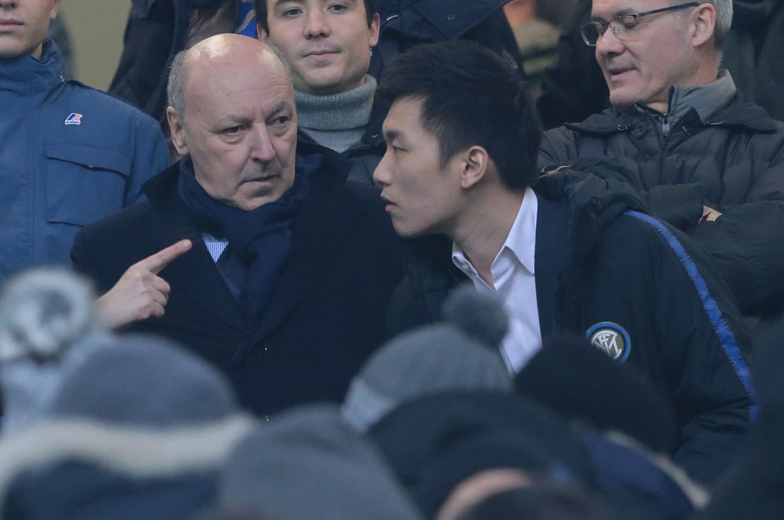 Zhang (right) speaks with Inter CEO Giuseppe Marotta in December 2018.
