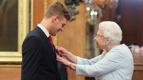 The Queen was not wearing gloves at this ceremony in December 2018.