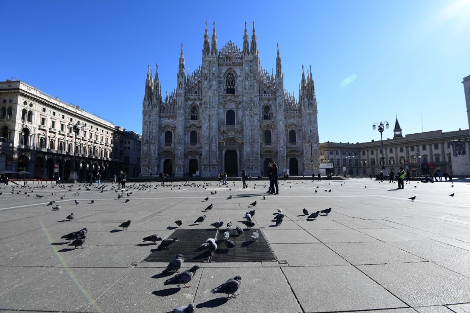 <strong>Piazza del Duomo:</strong> In a rare moment, there are more birds than tourists in one of Milan's most iconic squares.