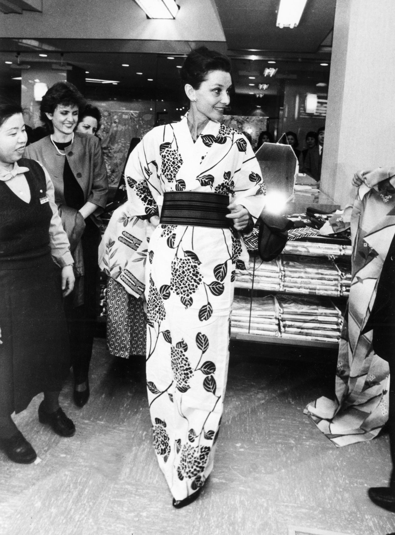 Audrey Hepburn tries a yukata (summer kimono) at a Kyoto department store in 1983.