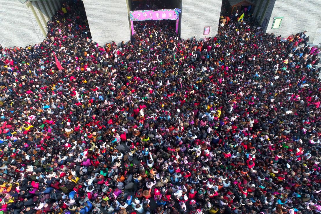 Tangcheng Film and Television Base was free of charge for female visitors on International Women's Day and attracted about 100,000 visitors.