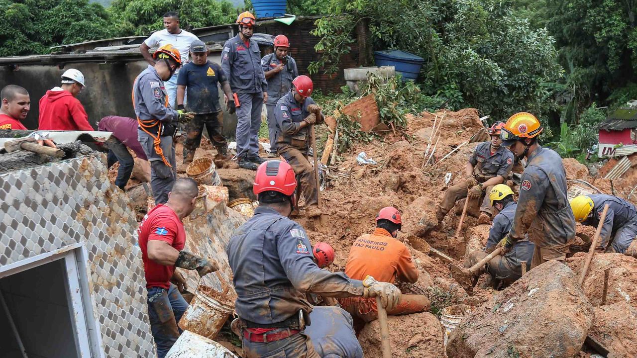 Rescuers search for victims Tuesday at the Morro do Macaco Molhado favela in Guaruja.