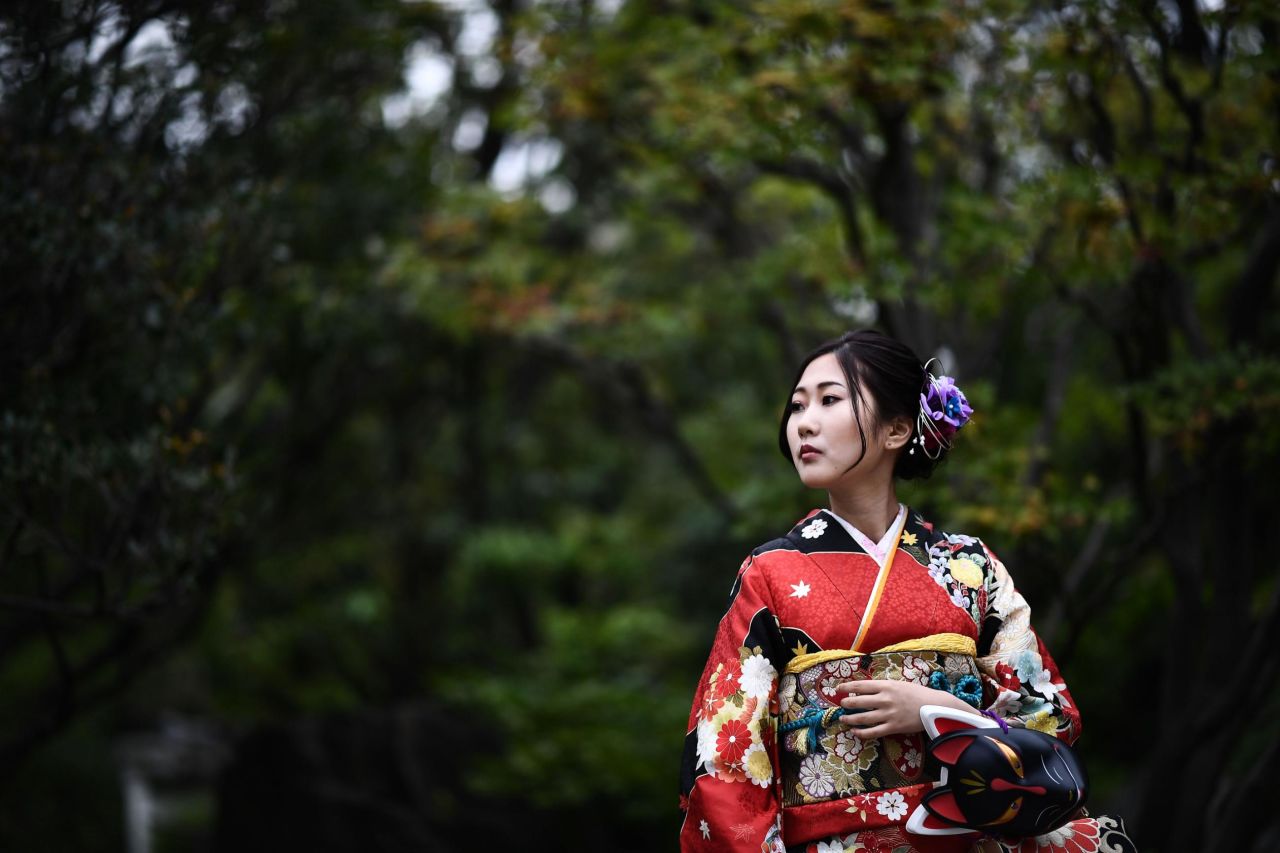 A young woman wearing a kimono at Tokyo'sSenso-ji temple in 2019.