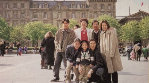 Thanathorn Juangroongruangkit (front right) with his parents and siblings in 1998. 