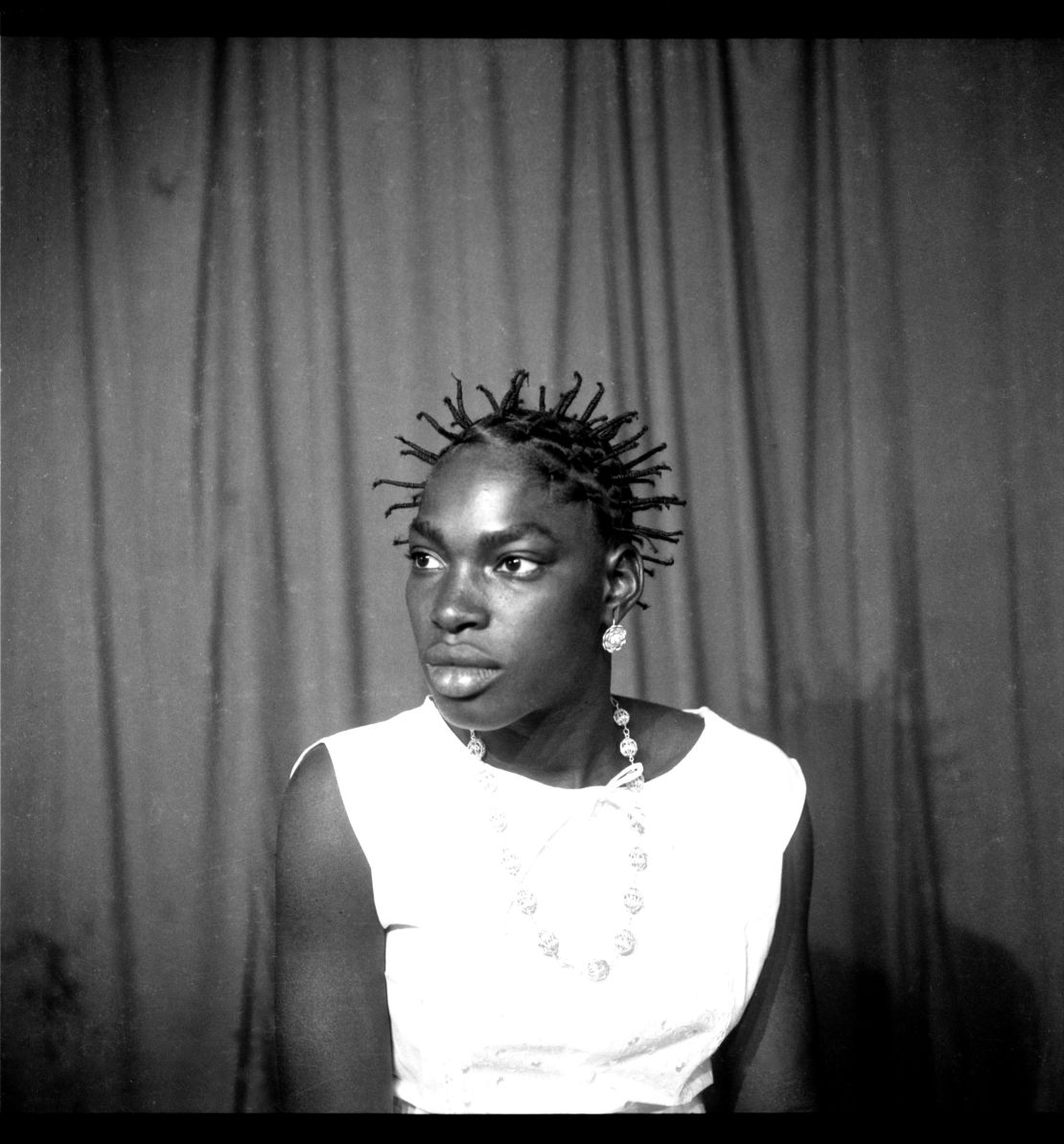 "Portrait de femme à la belle coiffure (Portrait of a Woman with A Beautiful Hairstyle)" (1963) by Abdourahmane Sakaly