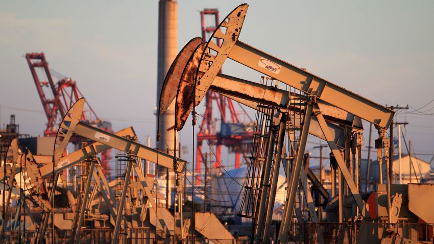Oil rig pumpjacks, also known as thirsty birds, extract crude from the Wilmington Field oil deposits area where Tidelands Oil Production Company operates near Long Beach, California July 30, 2013. REUTERS/David McNew (UNITED STATES - Tags: ENERGY BUSINESS)