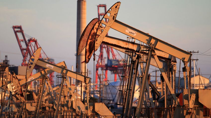 Oil rig pumpjacks, also known as thirsty birds, extract crude from the Wilmington Field oil deposits area where Tidelands Oil Production Company operates near Long Beach, California July 30, 2013. REUTERS/David McNew  (UNITED STATES - Tags: ENERGY BUSINESS)