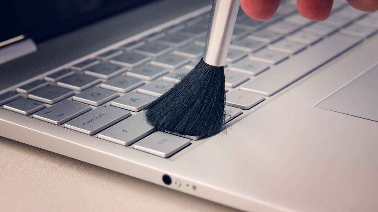 underscored cleaning laptop keyboard