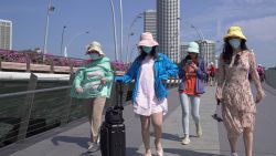 SINGAPORE, SINGAPORE - [JANUARY 26]: Visitors wearing masks walk through the Merlion Park on January 26, 2020 in Singapore. (Photo by Ore Huiying/Getty Images)