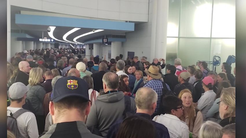 airport coronavirus screening lines