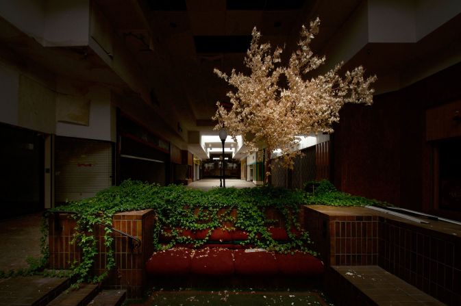 Like many malls in the US, the Hampton Square Mall in Essexville, Michigan, closed in the aftermath of the Great Recession of the late 2000s.